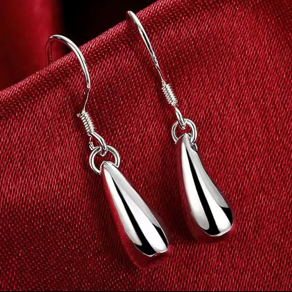 Sleek Silver Teardrop Earrings Minimalist Design